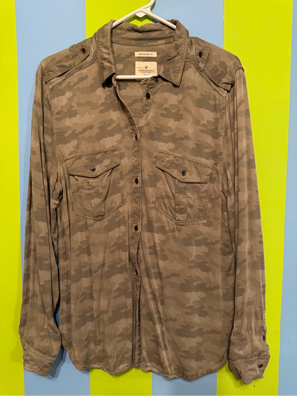 American Eagle boyfriend fit button down camouflage shirt. Size large